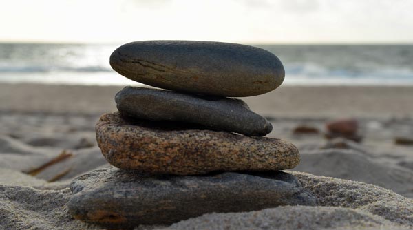 Pile de cailloux au bord de mer